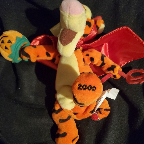 Disney Store Exclusive Tigger and Pooh Plush - Picture 11 of 13